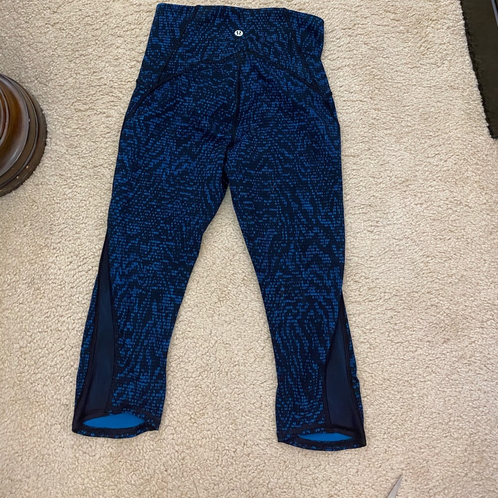 Black and blue Lululemon cropped leggings
